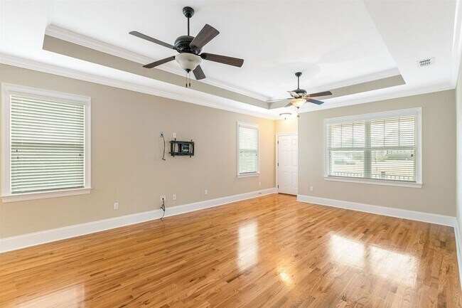 Building Photo - Captivating 3 bedroom house available for rent, wood floors, garage, screened porch renting for $...