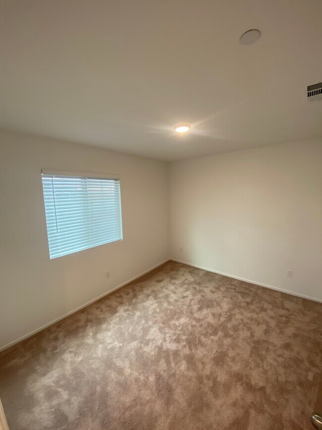 Building Photo - 6032 Mariposa Dr