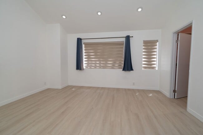 Building Photo - BEAUTIFUL 4 Bed 3 Bath unit