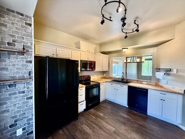 Building Photo - Spacious 4-Bedroom Home on Half an Acre in...