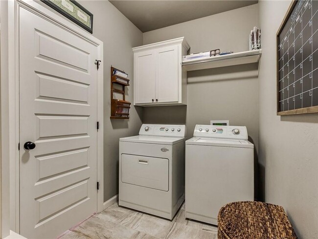 Building Photo - Beautiful 3 bedroom 2 bathroom home in Mon...