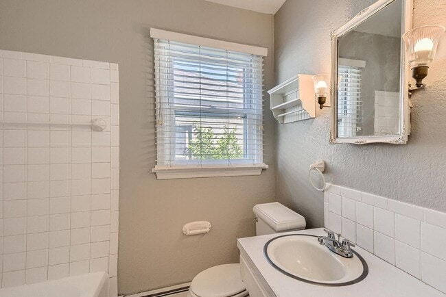 Building Photo - Spacious 4 Bed | 2 Bath Home Near Sloan’s ...