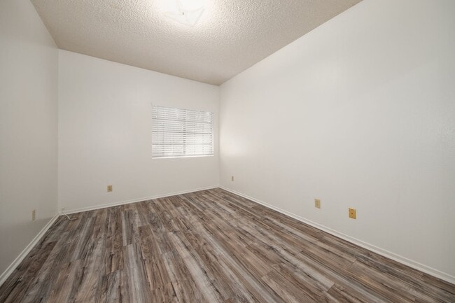 Building Photo - Spacious 4 Bedroom 3.5 Baths with Views!!