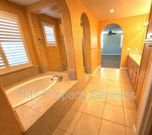 Building Photo - 6832 Salvaterra Cir