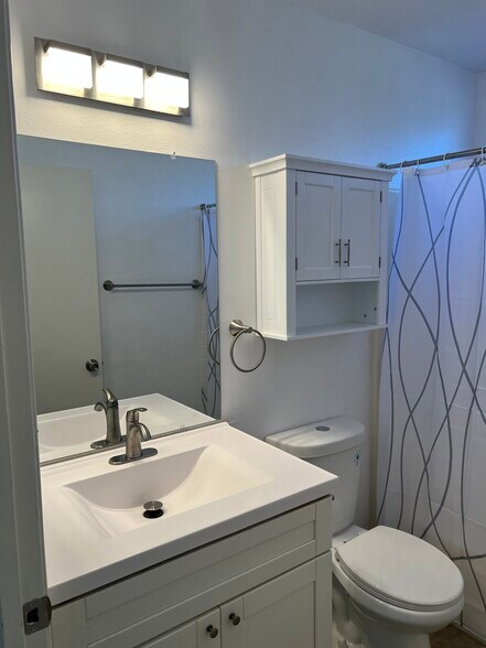 Building Photo - 1931 Nuevo St