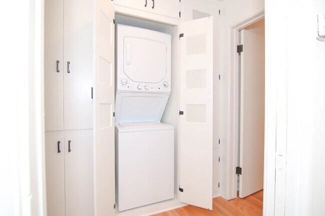 Building Photo - 116 1/2 24th ST Unit REAR