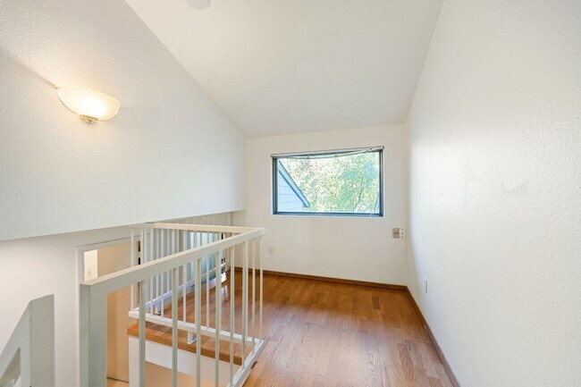 Building Photo - 2 bedroom Condo