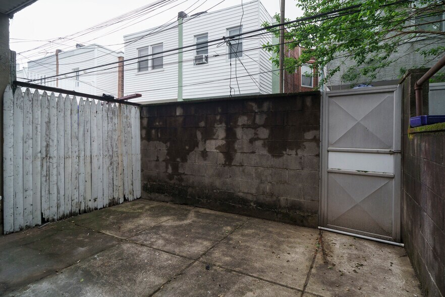 Building Photo - 2529 S Camac St
