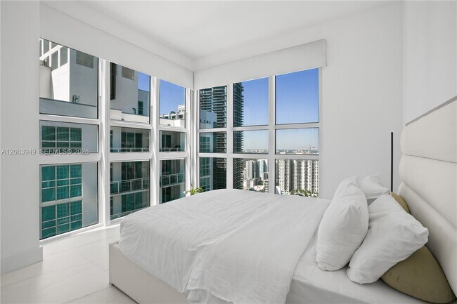 Building Photo - 950 Brickell Bay Dr