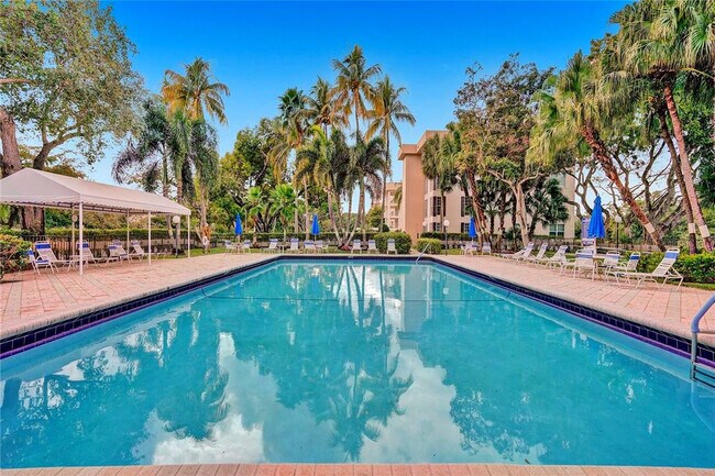 Building Photo - 3051 S Palm Aire Dr