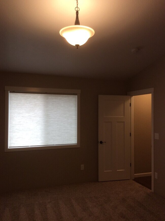 Building Photo - Newer Home