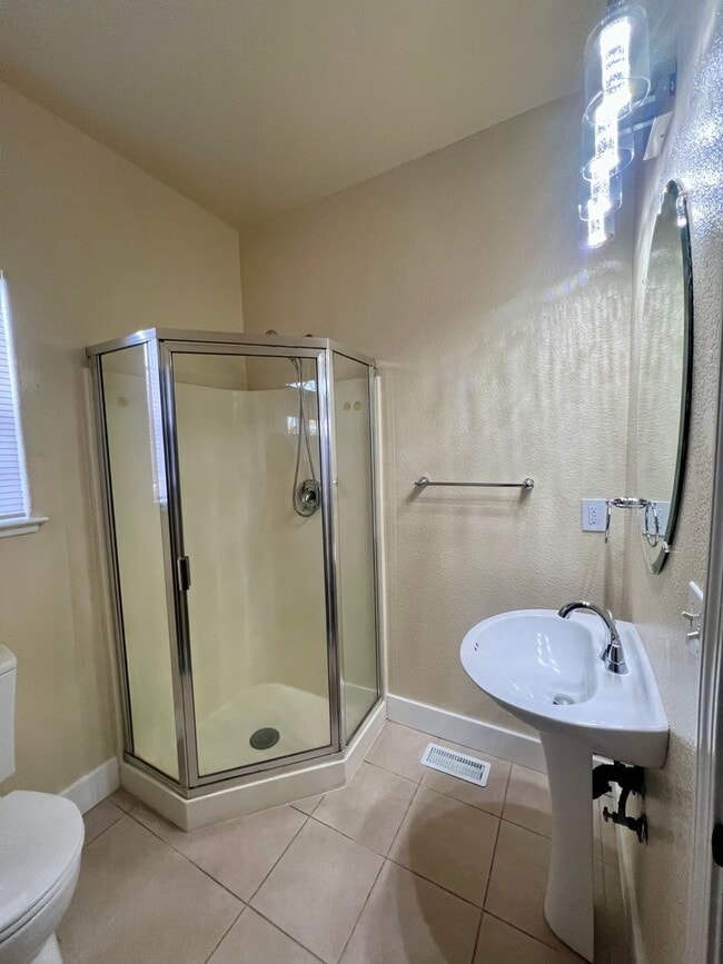 Building Photo - Come check out this lovely 3 bedroom 3 bath home Conveniently located near the Marlow Shopping ce...