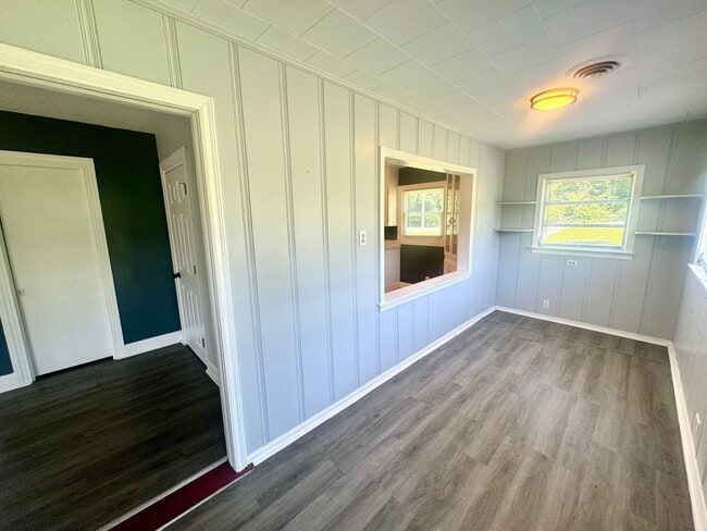 Building Photo - Charming 2 Bed, 1 Bath Home with Private P...