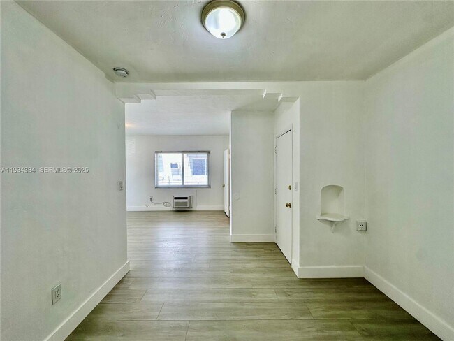 Building Photo - 955 Bay Dr