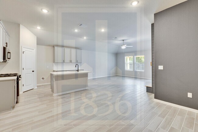 Building Photo - 135 Hackberry Ln