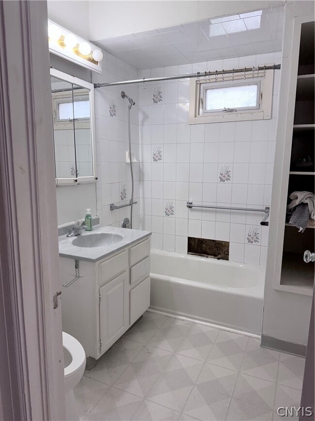 Building Photo - 2131 James St