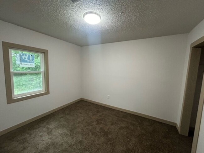 Building Photo - 2 Bed 1 Bath house