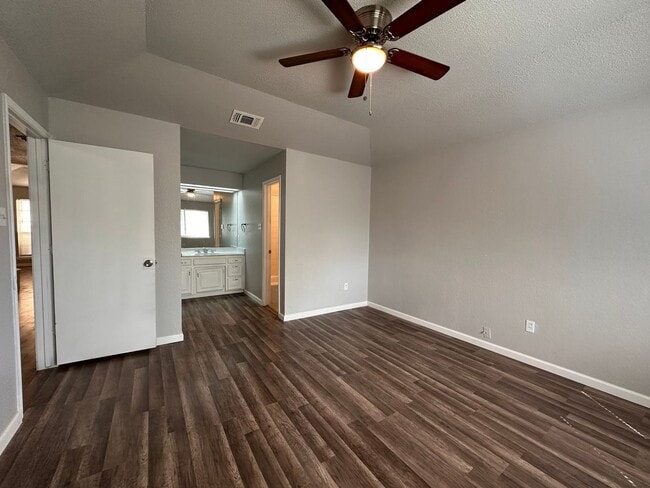 Building Photo - Spacious 3 bedroom, 2 full Bath Duplex Loc...