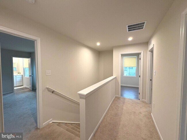Building Photo - 27003 Greenleaf Dr