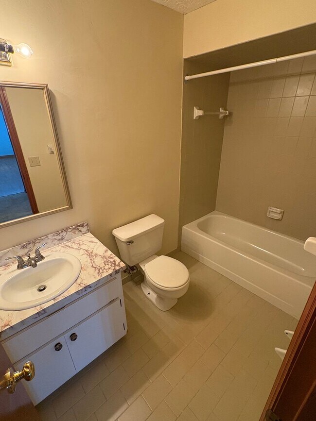 Building Photo - 2/2 home with fenced backyard in Ft Pierce