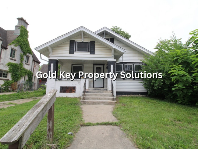 Building Photo - Spacious 3 BR 1 BA House with Dining Room and Fenced Backyard. (SECTION 8 APPROVED)