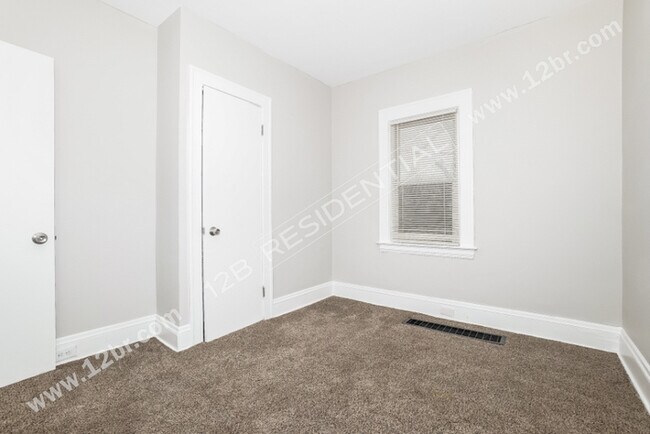 Building Photo - 2-Bedroom Down Unit and Large Kitchen