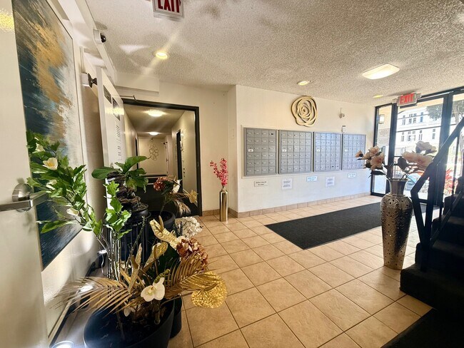 Building Photo - Western Serrano Ave Apartments