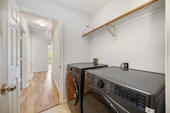 Building Photo - 8830 Sherina Park Dr