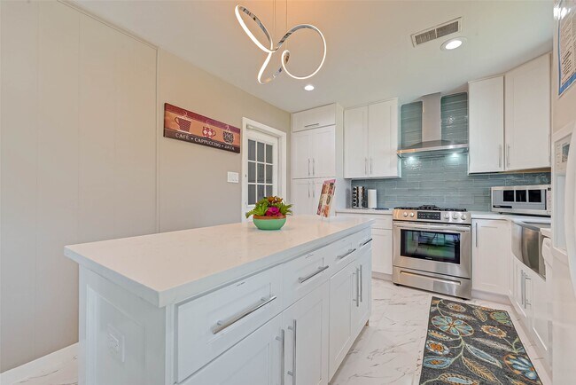 Building Photo - 5330 Hialeah Dr