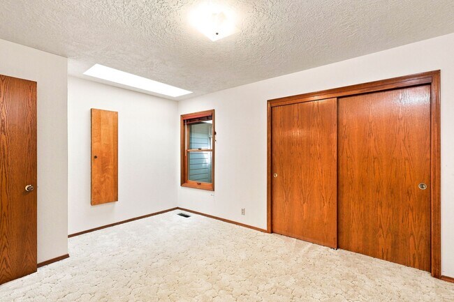 Building Photo - 751 Catron St N