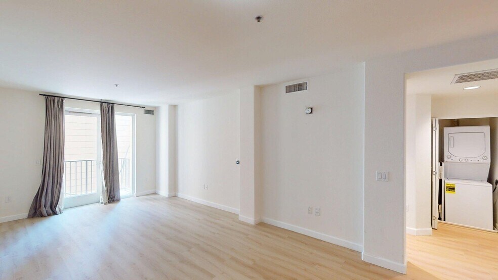 Building Photo - 423 7th St