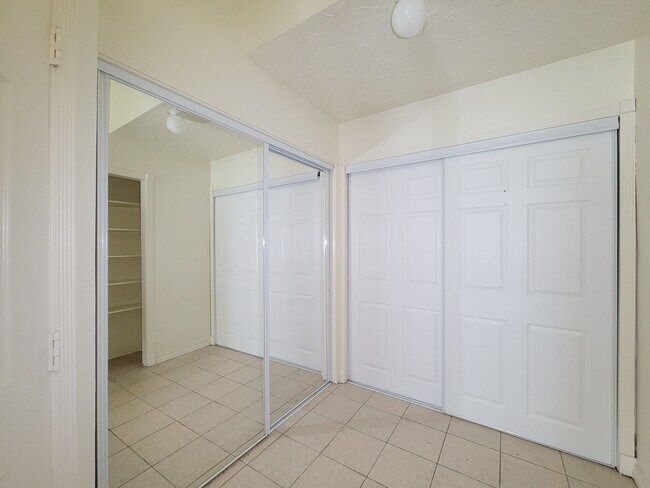 Building Photo - Welcome to this beautiful 2 story, 4 bedroom 2.5 bath home. Spacious living area with high ceilin...