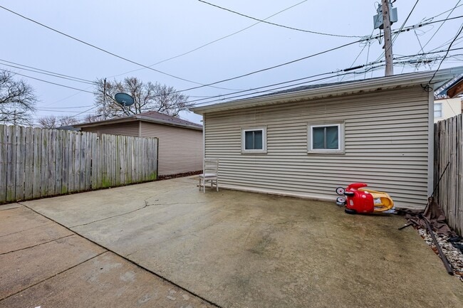 Building Photo - 1810 N Long Ave