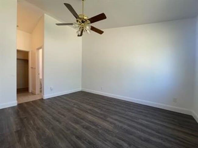 Building Photo - Private home, large lot!