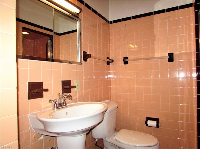 Building Photo - 11509 Lake Ave