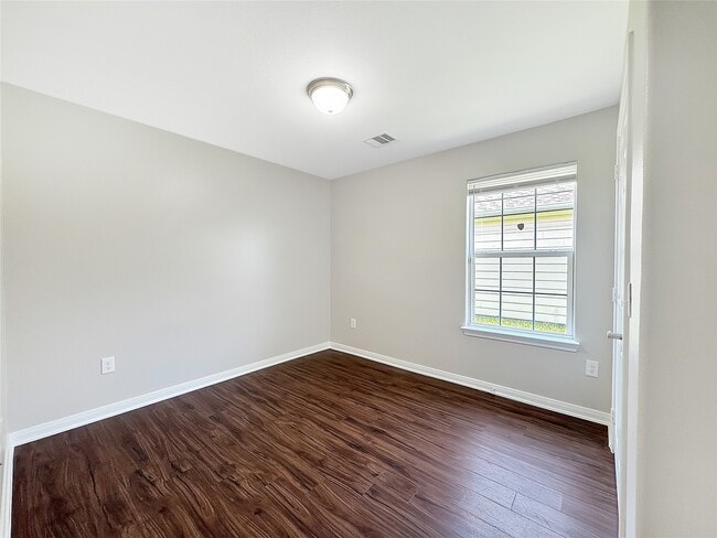 Building Photo - 7426 Blue Jay Dr