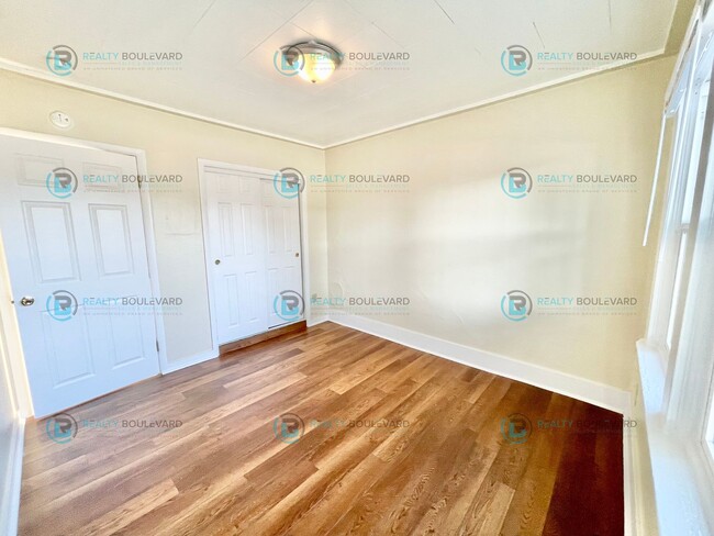 Building Photo - Charming Cottage with Private Yards, Parki...
