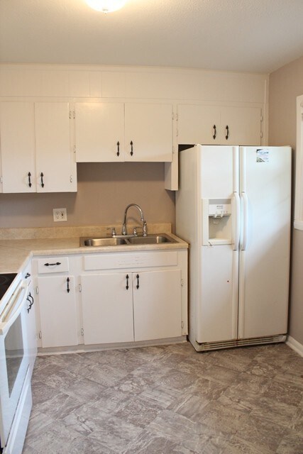 Building Photo - Welcome to this beautiful brick home nestl...