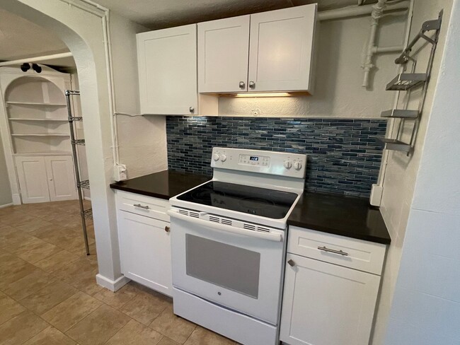 Building Photo - LOCATION LOCATION!! Unique 2-bed 1-bath un...