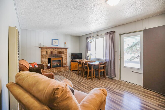 Building Photo - Cozy One Bedroom One Bath Retreat -  FURNI...