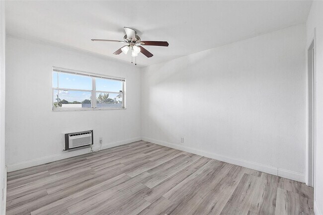 Building Photo - 1100 NE 9th Ave