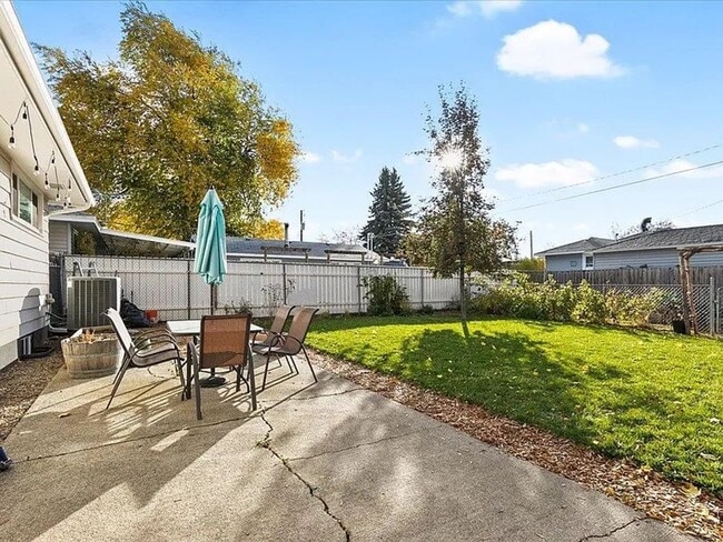 Building Photo - SPACIOUS 3BD/1BA SOUTH HILL HOME | ATTACHED GARAGE | FENCED YARD | W/D HOOKUPS | AVAIL JULY 1