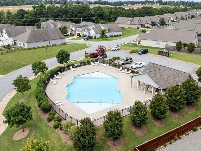 Building Photo - Beautiful 4 BR, 2 BA Home, 2 Car Garage wi...