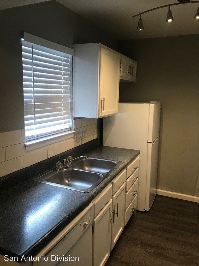 Building Photo - 100 Cloudhaven Dr