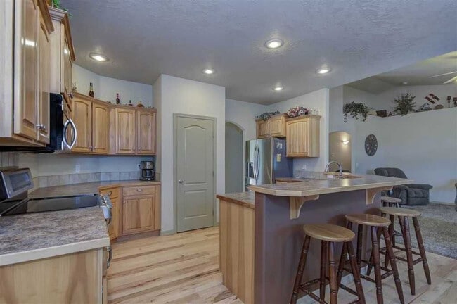 Building Photo - Impressive Home w/ 6 Bedrooms, Full Finish...