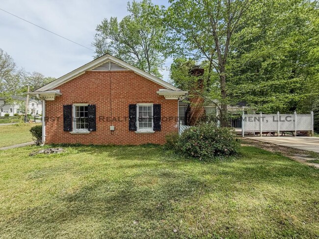 Building Photo - 500 Ashworth Rd