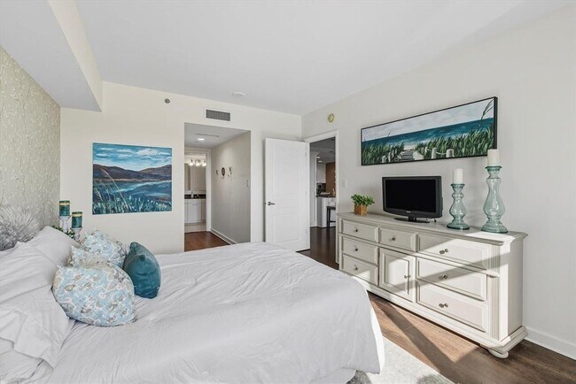 Building Photo - 300 S Duval St