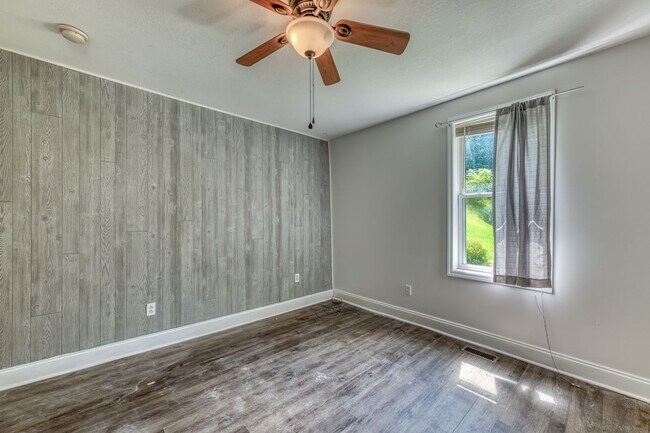 Building Photo - 222 Hulen Ave