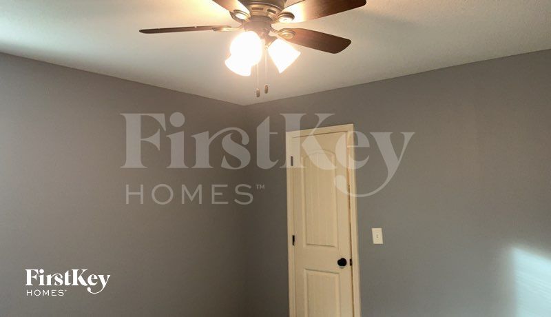 Building Photo - 5110 N Bellaire Ave