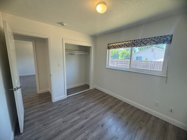 Building Photo - 4 Bedroom Home in Sacramento